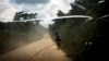 Un homme marche sur la route qui relie la ville de Bunia à la ville minière de Mambasa, dans la province de l’Ituri, le 10 juillet 2018.