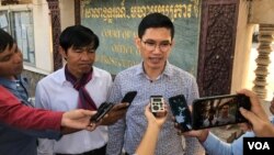 រូបឯកសារ៖ លោក​អ៊ួន ឈិន​ (ឆ្វេង) និង​លោក​យាង សុធារិន អតីត​អ្នកយក​ព័ត៌មាន​របស់​វិទ្យុអាស៊ីសេរី​ និយាយ​ជាមួយ​អ្នកកាសែត​នៅក្រៅ​សាលាឧទ្ធរណ៍​ក្នុង​ទីក្រុង​ភ្នំពេញ កាលពីថ្ងៃទី​២៣ ខែ​ធ្នួ​ ឆ្នាំ​២០១៩។ (ទុំ ម្លិះ​/វីអូអេ)