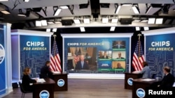 美国总统拜登通过视频连线与公司高管和劳工领袖开会，推动国会通过芯片法案。(2022年7月25日)