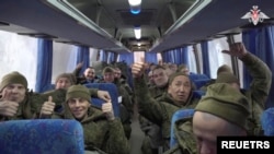 러시아 국방부는 2025년 2월 5일 우크라이나에 억류됐던 러시아 군인들이 귀환 버스에 앉아 있는 모습을 공개했다.