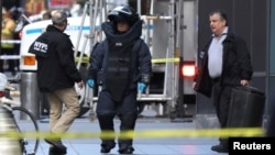 A member of the New York Police Department bomb squad is pictured outside the Time Warner Center in the Manhattan borough of New York City after a suspicious package was found inside the CNN Headquarters in New York, U.S., October 24, 2018. (REUTERS/Kevin Coombs)