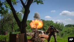 Ukrajinski vojnik puca iz minobacača na ruske položaje na liniji fronta u blizini Bakhmuta, oblast Donjecka, Ukrajina, ponedeljak, 29. maja 2023. (AP Photo/Efrem Lukatsky)