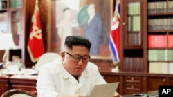 En esta foto sin fecha facilitada por el gobierno de Corea del Norte el domingo 23 de junio de 2019, el gobernante norcoreano Kim Jong Un lee una carta del mandatario estadounidense Donald Trump. (Agencia Telegráfica Central de Corea/Korea News Service vía AP)