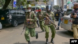 Polisi wa Kenya wakabiliana na maandamano kwenye picha ya maktaba