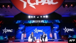 Le vice-président américain JD Vance (à droite) s'exprime lors d'une conversation avec Mercedes Schlapp, personnalité des médias conservateurs, à l'occasion de la conférence annuelle Conservative Political Action Conference (CPAC) le 20 février 2025. (Photo SAUL LOEB / AFP)