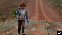 រូប​ឯកសារ៖ ស្ត្រី​ម្នាក់​នៅ​ខេត្ត​កោះកុង​កាល​ពី​ថ្ងៃ​ទី​៧ ខែ​តុលា ឆ្នាំ​២០១២។