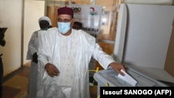 Mgombea wa uras Mohamed Bazoum akipiga kura