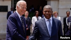 
যুক্তরাষ্ট্রের প্রেসিডেন্ট জো বাইডেন, অ্যাঙ্গোলার প্রেসিডেন্ট জাঁও লোরেন্সোর সঙ্গে প্রেসিডেন্ট প্রাসাদে বৈঠকের আগে করমর্দন করছেন। লুয়ান্ডা, ৩ ডিসেম্বর,২০২৪।
