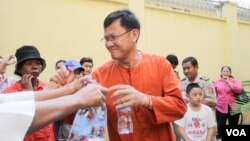 លោក នី ចរិយា អគ្គលេខាធិការរងនៃគណៈកម្មាធិការជាតិរៀបចំការបោះឆ្នោត (គ.ជ.ប) ដែល​កំពុង​ជាប់ឃុំ​ពាក់ព័ន្ធនឹង​ករណី​រឿង​អាស្រូវ​ផ្លូវ​ភេទ​អនុ​ប្រធាន​គណបក្ស​សង្រ្គោះ​ជាតិ​លោក កឹម សុខា ទទួលយកទឹកពីអ្នកគាំទ្ររបស់លោកនៅតុលាការកំពូលនៅ​រាជធានីភ្នំពេញ នៅថ្ងៃពុធ ទី២៣ ខែវិច្ឆិកា ឆ្នាំ២០១៦។ (ឡេង ឡែន/VOA) 