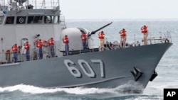 資料照片：在台灣新北市的海上反恐演習中，台灣海軍陸戰隊員向總統蔡英文敬禮。 （2019年5月4日）