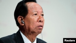 រូបថត​ឯកសារ៖ លោក​ ទៀ បាញ់ រដ្ឋមន្ត្រី​ក្រសួង​ការពារ​ជាតិ​កម្ពុជា​រង់​ចាំ​ថ្លែង​សុន្ទរកថា​នៅ​ក្នុង​កិច្ច​​ប្រជុំ​សន្តិសុខ​តំបន់​​មួយ​នៅ​ប្រទេស​សិង្ហបុរី​កាល​ពី​ខែ​មិថុនា​ឆ្នាំ​២០១២។