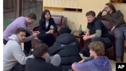 2025년 2월 20일 북한 라선의 남산 호텔에서 관광객 그룹이 북한 호스트로부터 브리핑을 받고 있다. (화면출처: 고려관광)