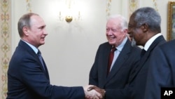 Rossiya Prezidenti Vladimir Putin Moskvada AQSh sobiq Prezidenti Jimmi Karter, BMT sobiq Bosh kotibi Kofi Annan va yana bir necha sobiq davlat yetakchilaridan iborat Oqsoqollar guruhi bilan uchrashmoqda, 29-aprel, 2015-yil