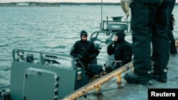 Нуркачи на морнарицата на вооружените сили на Летонија учествуваат во вежба на НАТО во Балтичкото Море, Финска, 23 ноември 2024 година