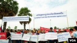 សហជីព​កម្មករ​រាប់រយ​នាក់​លើក​ស្លាក​ទាមទារ​សិទ្ធិ​ផ្សេងៗ​ក្នុង​ការ​ប្រមូល​ផ្តុំ​គ្នា​របស់​អង្គការ​សង្គម​ស៊ីវិល​អំឡុង​ទិវាពលកម្ម​អន្តរជាតិ​លើក​ទី​១៣៣ នៅ​ទីលាន​ប្រជាធិបតេយ្យ​កាលពី​ព្រឹក​ថ្ងៃទី​០១ ខែឧសភា ឆ្នាំ២០១៩។(ទុំ ម្លិះ/VOA)