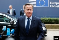 រូបឯកសារ៖ លោក David Cameron នាយករដ្ឋ​មន្ត្រី​របស់​ចក្រភពអង់គ្លេស មក​ដល់​ក្រុមប្រឹក្សា​សហភាពអ៊ឺរ៉ុប នៅ​ទីក្រុង​ព្រុចស៊ែល ប្រទេស​ប៊ែលហ្ស៊ិក កាលពីថ្ងៃទី២៨ ខែមិថុនា ឆ្នាំ២០១៦។