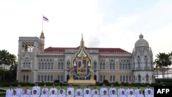 នាយករដ្ឋមន្រ្តី​ថៃលោក Prayuth Chan-ocha ថតរូប​ជាមួយ​សមាជិកគណៈរដ្ឋមន្រ្តី​ថ្មី​នៅ​ទីស្តីការ​គណៈរដ្ឋមន្រ្តី​នៅ​ក្នុង​ទីក្រុង​បាងកក​កាលពី​ខែកក្កដា ថ្ងៃទី១៦ ឆ្នាំ២០១៩។