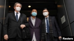 壹傳媒創辦人黎智英（中）28日早上被香港警方拘捕，並帶往警署調查，圖為黎智英離開警署情形。