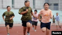 Des enfants en camp d'été pour perdre du poids à Shenyang, dans la province du Liaoning, en Chine, le 3 août 2009