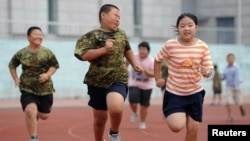 Anak-anak berolahrada dalam kamp musim panas untuk menurunkan berat badan di Shenyang, Provinsi Liaoning, China, 3 Agustus 2009. (Foto:Dok)