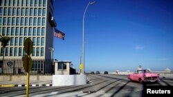 Vista lateral de la Embajada de EE. UU. en La Habana, Cuba, frente al Malecón, el 1 de noviembre de 2018.