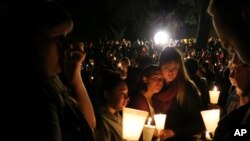 Мешканці Орегона вшановують пам’ять жертв стрілянини.