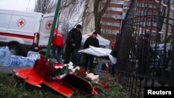 Ekipe hitne pomoći prenose tela žrtava blizu mesta gde se srušio helikopter (Foto: REUTERS/Nacho Doce)