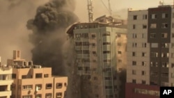 Gedung tempat sejumlah media internasional berkantor, termasuk The Associated Press, di Kota Gaza roboh setelah terkena serangan udara Israel, Sabtu, 15 Mei 2021. 