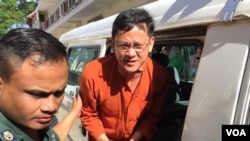 រូបឯកសារ៖ លោក​ នី ចរិយា អគ្គ​លេខាធិការ​រង​គណៈ​កម្មាធិការ​ជាតិ​រៀបចំ​ការ​បោះឆ្នោត ដែល​ត្រូវ​បាន​តុលាការ​ឃុំខ្លួន​បណ្តោះ​អាសន្ន​ពាក់ព័ន្ធ​នឹង​សំណុំ​រឿង​សូកប៉ាន់​សាក្សី ត្រូវ​បាន​សមត្ថកិច្ច​បណ្តើរ​ចូល​សវនាការ​សាលាឧទ្ធរណ៍​រាជធានី​ភ្នំពេញ កាលពី​ថ្ងៃទី២៨ ខែវិច្ឆិកា ឆ្នាំ២០១៦។ (កាន់ ​វិច្ឆិកា/VOA)