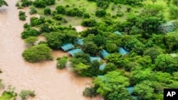 La réserve nationale de Maasai Mara inondée, dans le comté de Narok, au Kenya, frappée par des pluies catastrophiques, intensifiées par un mélange de changement climatique et de croissance rapide des zones urbaines, le 1er mai 2024. (Bobby Neptune/AP)