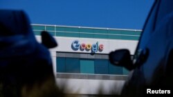 Логотип Google LLC на здании в Сан-Диего, Калифорния, США, 9 октября 2024 г. REUTERS/Майк Блейк/Архивное фото