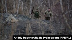 Одна з пологих ділянок спуску з терикону. Хлопці без амуніції і штативів, тож пройшли її швидше. Фотографуємо їх. Сміються, махають нам автоматами