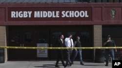 Policija ispred osnovne škole Rigby u Idahu (Foto: John Roark /The Idaho Post-Register via AP)