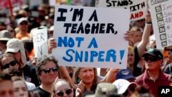 មនុស្ស​ម្នា​ចូលរួម​ក្នុង​ការ​ប្រមូល​ផ្តុំ March For Our Lives នៅ​រដ្ឋសភា Capitol កាលពី​ថ្ងៃទី២៤ ខែមីនា ឆ្នាំ២០១៨។