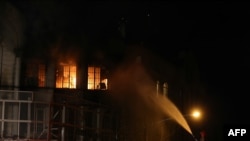 تلاش آتش نشانان برای خاموش کردن آتش سوزی در سفارت عربستان در تهران - ۲ ژانویه ۲۰۱۶