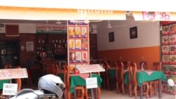 អាហារដ្ឋាន​ផ្សារចាស់របស់ អ្នក​ស្រី ​អ៊ឹម ​ស្រី​មុំ ​ដែល​មាន​វ័យ​៤៨​ឆ្នាំ នៅ​ផ្សារចាស់​នៅក្រុងសៀមរាប កាល​ពី​ថ្ងៃទី១២ ខែឧសភា​ ឆ្នាំ២០២០។ (ផន បុប្ផា/VOA)