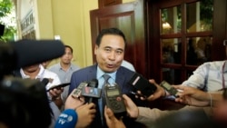 រូបឯកសារ៖ លោក មុត ចន្ថា អតីត​មន្ត្រី​គណបក្ស​សង្រ្គោះជាតិ និយាយ​ជាមួយ​អ្នក​សារព័ត៌មាន​បន្ទាប់​ជំនួប​របស់ឯកអគ្គរដ្ឋទូត​បារាំង​ប្រចាំ​នៅ​កម្ពុជា ជួប​ជាមួយ​នឹង​លោក កឹម សុខា នៅ​គេហដ្ឋាន​របស់​លោក ក្នុង​រាជធានី​ភ្នំពេញ​ កាលពី​ព្រឹក​ថ្ងៃទី ​១១​ ខែវិច្ឆិកា ឆ្នាំ ២០១៩។ (ទុំ ម្លិះ/វីអូអេ)