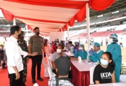 Presiden Jokowi meninjau pelaksanaan vaksinasi massal yang digelar di Stadion Utama Gelora Bung Karno, Senayan, Jakarta, Sabtu (26/06/2021). (Foto: BPMI Setpres)