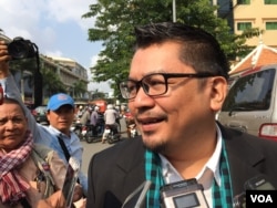 រូបឯកសារ៖ លោក អ៊ូ វីរៈ ប្រធាន​វេទិកា​អនាគត នៅ​ព្រឹក​ថ្ងៃព្រហស្បតិ៍ ទី១២ ខែឧសភា ឆ្នាំ​ ២០១៦ ផ្តល់​បទសម្ភាសន៍​ដល់​អ្នកសារព័ត៌​មាន​អំពី​បណ្តឹង​បរិហាកេរ្តិ៍​របស់​បក្ស​ប្រជាជន​កម្ពុជា​ប្រឆាំង​រូប​លោក។ (ហ៊ុល រស្មី/VOA)