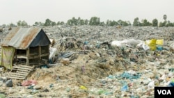 ទិដ្ឋភាព​កន្លែង​ចាក់​សំរាម​ក្នុង​ខណ្ឌដង្កោ ដែល​ជា​កន្លែង​ចាក់​សំរាម​តែ​មួយ​គត់​ក្នុង​រាជធានី​ភ្នំពេញ ថ្ងៃ​ទី​៣១ ខែធ្នូ ឆ្នាំ​២០១៩។ (ទុំ ម្លិះ/VOA)