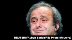 Michel Platini s'adresse à une conférence de presse après une réunion de l'UEFA à Zurich, en Suisse, le 28 mai 2015.