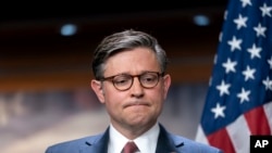 Для того, щоб набути сили закону, законопроєкт про допомогу Україні, Ізраїлю та захист кордонів має отримати схвалення обох палат американського Конгресу та бути підписаний президентом США. Архівне фото: спікер Палати представників Конгресу США Майк Джонсон