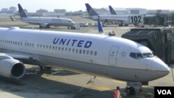 Pesawat milik maskapai penerbangan United Airlines di bandara Newark, New Jersey (18/6). United terpaksa membatalkan beberapa penerbangan akibat gangguan komputer.