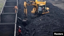 资料照：中国辽宁沈阳的工人在装卸煤炭。