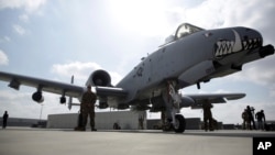 Arhiv - Vojno osoblje stoji pored borbenog aviona A-10C Tanderbolt, na aerodromu u Kandaharu, Avganistan, 32. januara 2021.