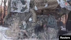 12일 러시아 쿠르스크 지역에서 탱크의 포격 준비를 하는 러시아 군의 모습.