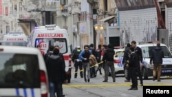 ប៉ូលិស​យាម​កន្លែង​មួយ​បន្ទាប់​ពី​មាន​ការ​បំផ្ទុះ​គ្រាប់​បែក​អត្តឃាត​នៅ​ក្នុង​ហាង​លក់​ទំនិញ​ដ៏​ធំ និង​កន្លែង​ទេសចរណ៍​ដ៏​សំខាន់​ក្នុង​ក្រុង Istanbul កាលពី​ថ្ងៃទី១៩ ខែមីនា ឆ្នាំ២០១៦។