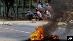 ក្រុមអ្នកតវ៉ាប្រឆាំងនឹងយោធាកំពុងរត់គេចពីការបង្ក្រាបរបស់ប៉ូលិស ក្នុងពេលធ្វើបាតុកម្មនៅទីក្រុងម៉ាន់ដាឡេ ថ្ងៃទី ២៣ ខែមីនា ឆ្នាំ ២០២១។