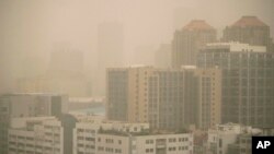 ARCHIVO - Bruma y polvo envuelven edificios en Beijing, viernes 10 de marzo de 2023. 