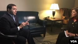 El congresista demócrata, Henry Cuéllar considera que se debe hacer algo para evitar que los soñadores y amparados por el TPS queden en las sombras. [Foto: Mitzi Macias,VOA].